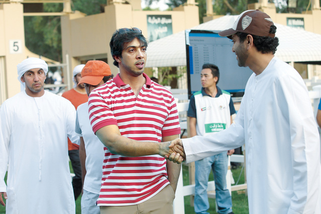 "منصور بن زايد يتلقى تحية طالب المهيري"