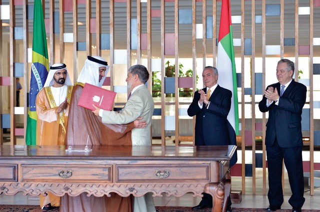 "محمد بن راشد ونائب رئيسة البرازيل يشهدان توقيع اتفاقية التعاون العسكري"