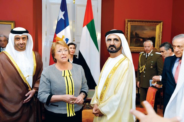 "محمد بن راشد ورئيسة شيلي وعبدالله بن زايد يتبادلون الحديث"