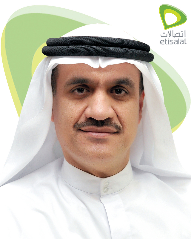 "عيسى السويدي وصالح العبدولي وكبار مسؤولي اتصالات خلال افتتاح الفرع الجديد"