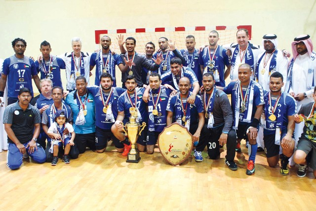 "الفريق البطل مع درع الدوري تصوير: غلام كاركر - عماد علاء الدين"