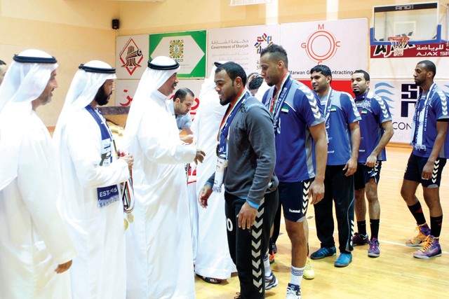 "جانب من مراسم تتويج لاعبي النصر"