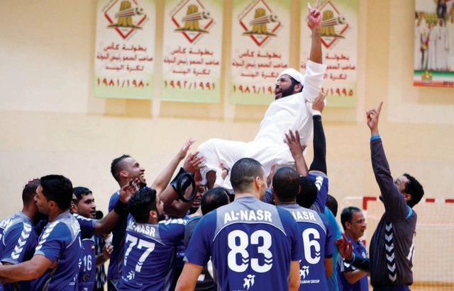 "لاعبو النصر يرفعون مروان بن غليطة على الأكتاف"