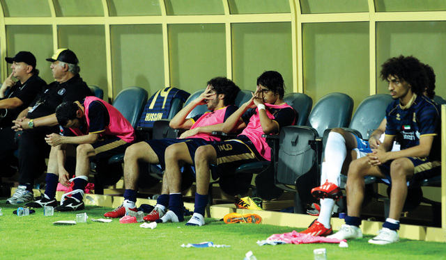 "الوجوم يسيطر على لاعبي دبي بعد تأكد الهبوط لدوري الأولى تصوير - اكسفير ولسون"