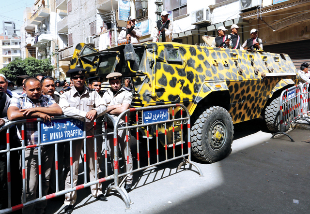 "رجال الشرطة يغلقون الطريق خارج مقر محاكمة أنصار الإخوان في المنيا\t\t اي.بي ايه"