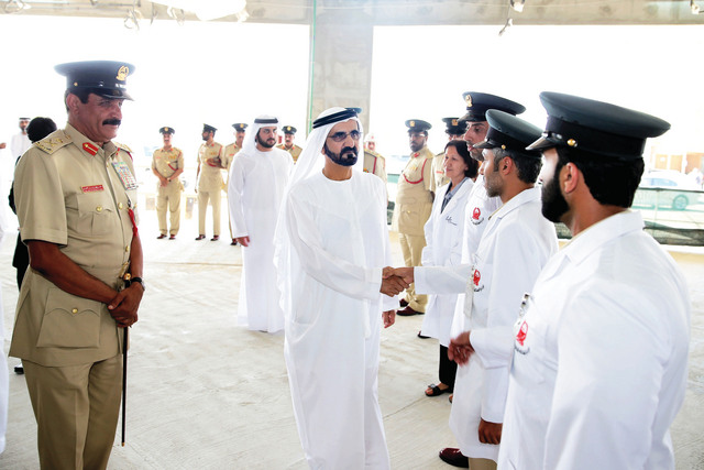 "محمد بن راشد يصافح موظفي الإدارة العامة للأدلة الجنائية وعلم الجريمة بحضور مكتوم بن محمد والمزينة"
