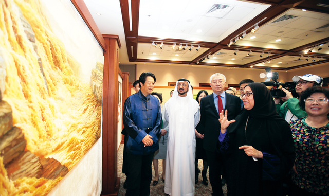 "مريم الرومي وسلطان السويدي ورئيس الوفد الصيني أثناء تجولهم في المعرض الفني\t تصوير: ويسلون"