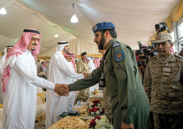 "محمد بن زايد وسلمان بن عبدالعزيز يصافحان القوات المشاركة في التمرين \t\t\t\t وام"