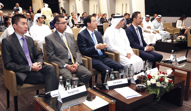 "ممثلو الهيئة وهواوي خلال المنتدى في دبي أمس البيان"