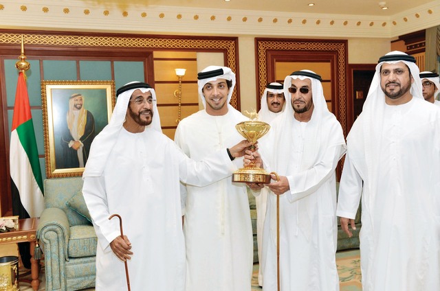 "منصور بن زايد يتوج أحد أصحاب الإنجازات"