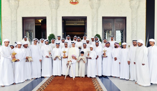 "منصور بن زايد يتوسط الفائزين في المهرجان"