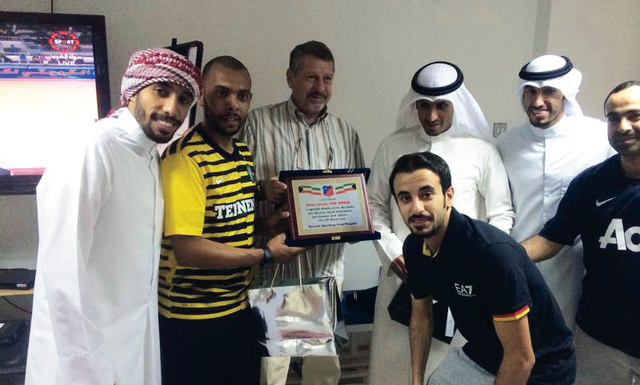 "خلال حفل تكريم الروماني مارين \t \t البيان"