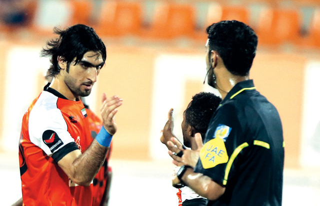 "نقاش بين لاعب من عجمان والحكم أحمد سالم\tتصوير: يونس يونس"