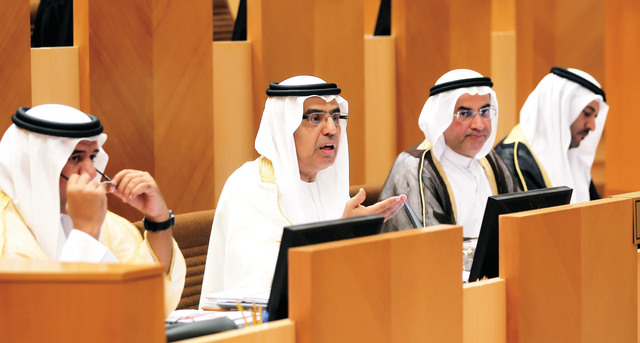 "عبيد الطاير يرد على أسئلة الأعضاء خلال الجلسة"