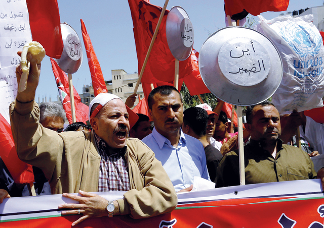 "متظاهرون في غزة احتجاجاً على تردي الأوضاع في يوم العمالأ.ب"
