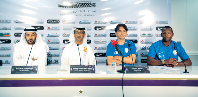 "راشد الهاجري ومحمد حماد وزلاتكو خلال المؤتمر الصحافي البيان"