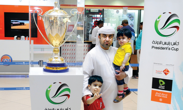 "الأطفال والكبار حرصوا على التقاط الصور التذكارية مع الكأس الغالية البيان"