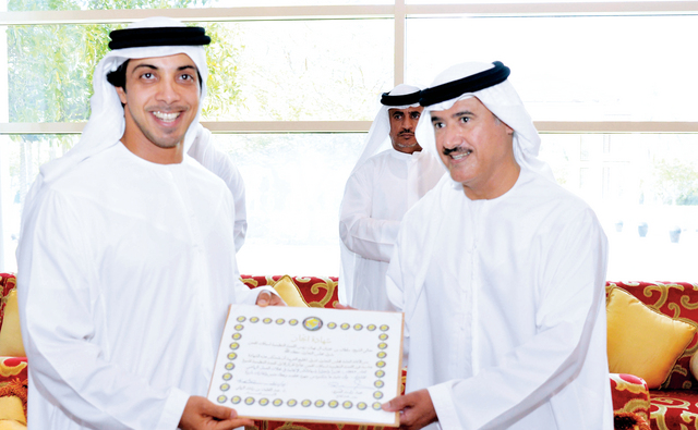 "منصور بن زايد يتسلم شهادة التقدير من سلطان بن حمدان\t وام"