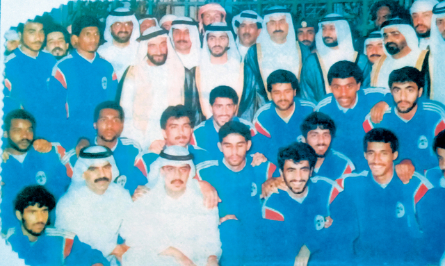 "منتخب الإمارات لمونديال إيطاليا 90 خلال استقبال المغفور له بإذن الله الشيخ زايد بن سلطان بحضور حمدان بن زايد أرشيفية"