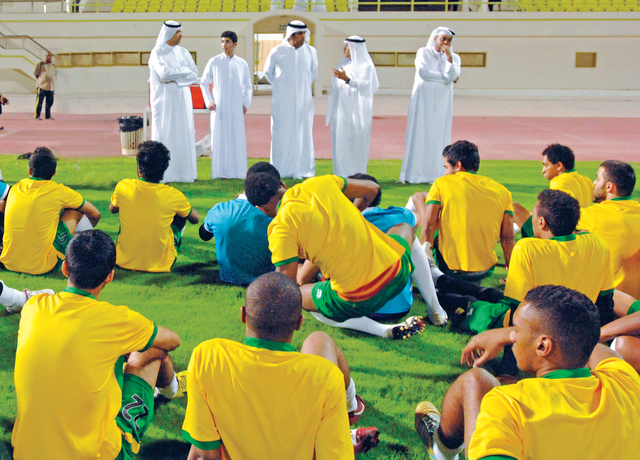"سعيد بن صقر القاسمي يهنئ اللاعبين بالتأهل إلى دوري المحترفين"