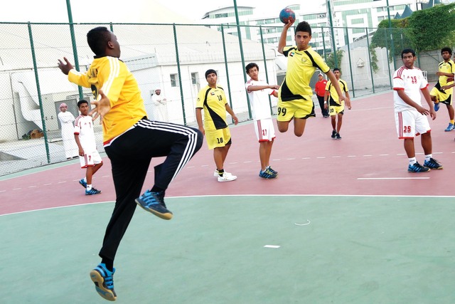 "جانب من منافسات دوري أشبال اليد \tتصوير ـــ غلام كاركر"