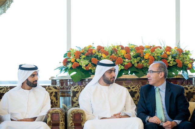 "سعود بن صقر وراشد بن سعود مع فيليبي كالديرون"
