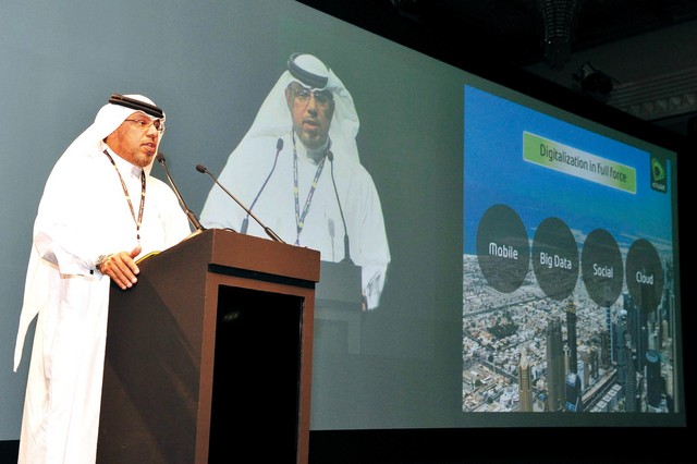 "عبد الله هاشم متحدثاً أمام المشاركين"