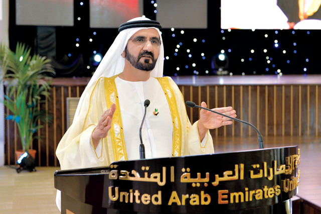 "محمد بن راشد مخاطباً الخريجين \t تصوير: سيف محمد"