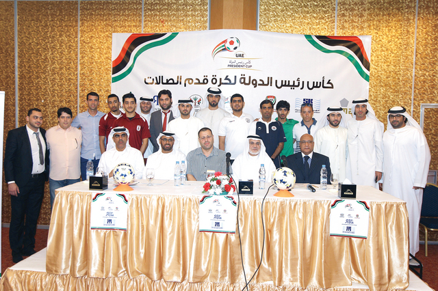 "مدربو الفرق الأربعة مع ممثلي الرعاة واللجنة التنفيذية خلال المؤتمر الصحافي \t البيان"