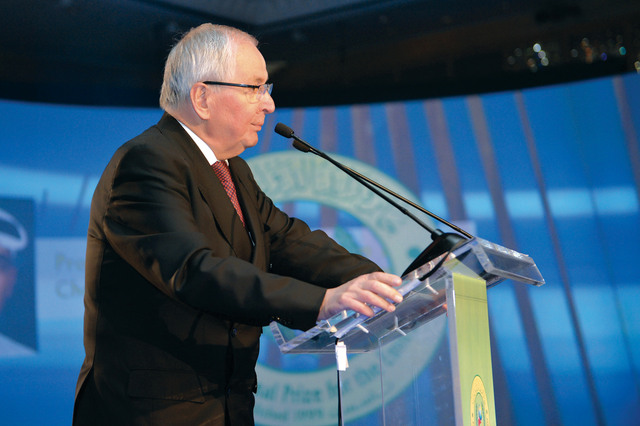 "رئيس هيئة التحكيم الدولية للجائزة يلقي كلمته"