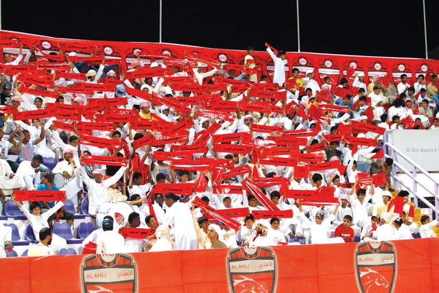 "جماهير الأهلي تستعد للاحتفال ببطولة الدوري"
