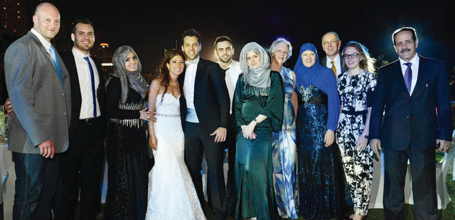 "العروسان يتوسطان الأهل والأصدقاء"