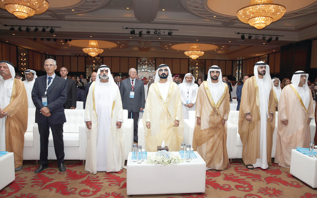 "محمد بن راشد وحمدان بن محمد ونهيان بن مبارك ومحمد القرقاوي والعويس وعبد الغفار حسين أثناء عزف السلام الوطنيتصوير ــ خليفة اليوسف"