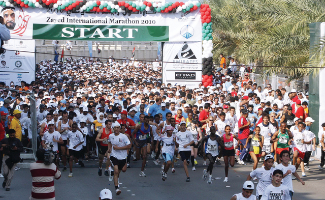 "أبرز العدائين العالميين يشاركون في الماراثون في دورة سابقة"