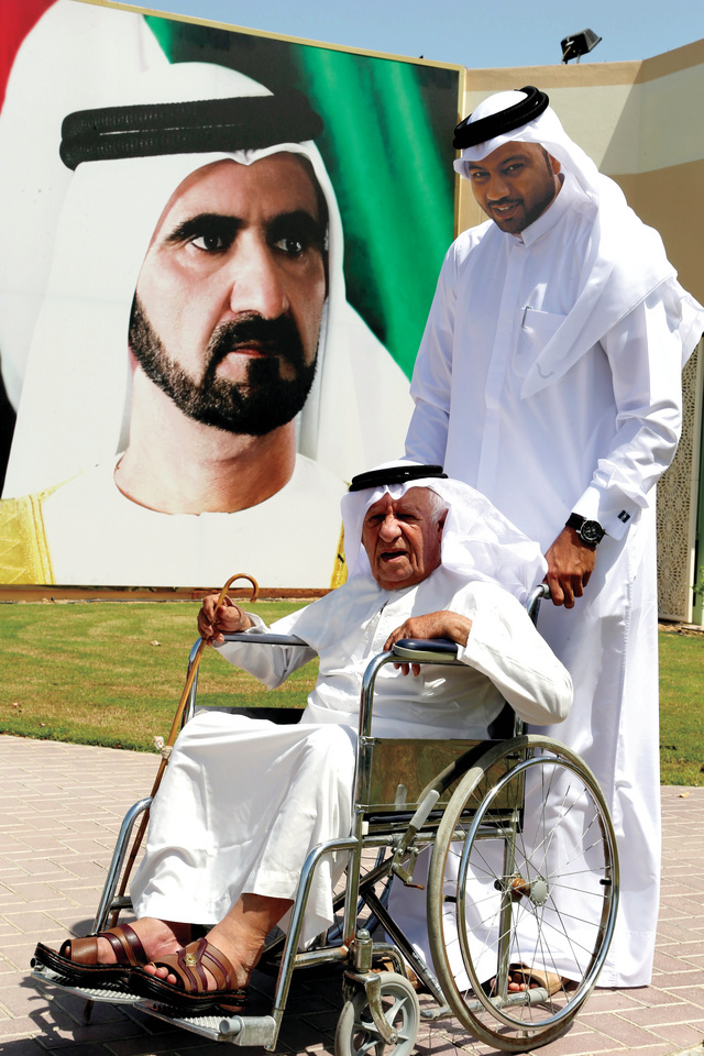 "أحمد الزين مع أحد الشواب\tتصوير: خالد نوفل"