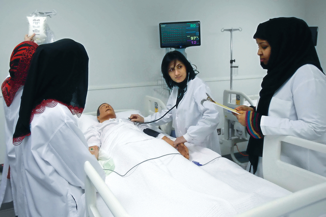 "تدريب عملي افتراضي للطلبة تصوير: مجدي إسكندر"