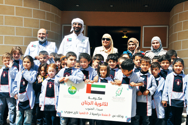 "... وخلال تقديم المنح الدراسية في إحدى المدارس"
