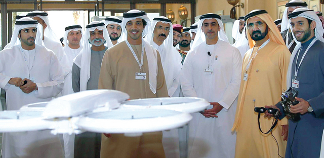 "محمد بن راشد وحمدان ومكتوم بن محمد وسيف ومنصور بن زايد ونهيان بن مبارك ومحمد المر يطلعون على طائرة من دون طيار خلال القمة الحكومية الثانيةالبيان"