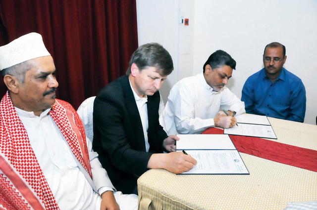 "التشيكي سكوب خلال توقيعه على العقد \tالبيان"