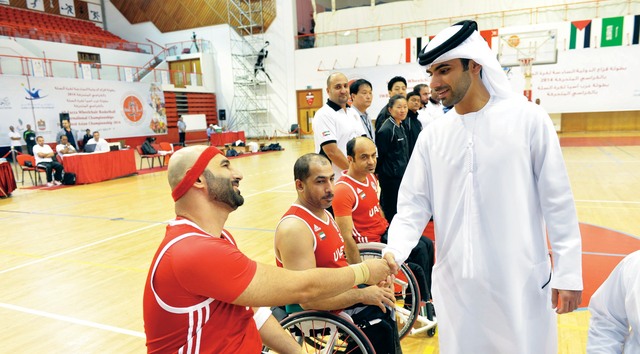 "منصور بن محمد يصافح نجوم منتخبنا الوطني قبل مباراتهم مع الأردن تصوير- جابر عابدين"