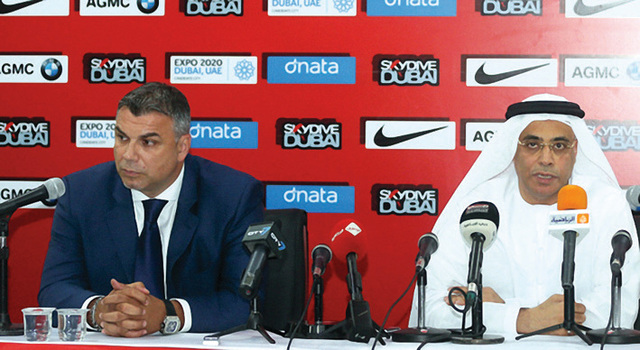 "حماد خلال تقديمه كوزمين مدرباً لفريق الأهلي"
