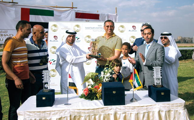 "الطنيجي والعلي لحظة تتويج أبطال كأس رئيس الدولة"