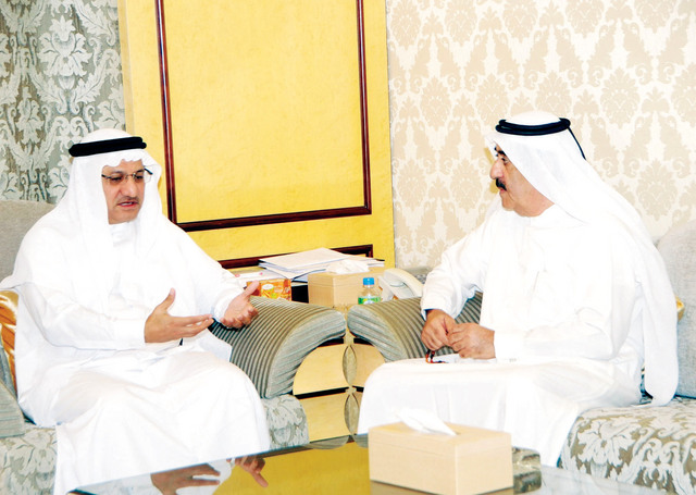 "سعود المعلا خلال استقباله حميد القطامي وام"