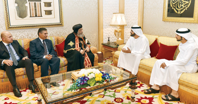 "محمد بن راشد في حديث مع البابا تواضروس الثاني بحضور حمدان بن محمد والسفير المصري\t تصوير- محمد هشام"