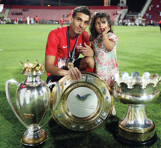 "وليد عباس وابنته مع الدرع وكأسي الخليج العربي والسوبر"