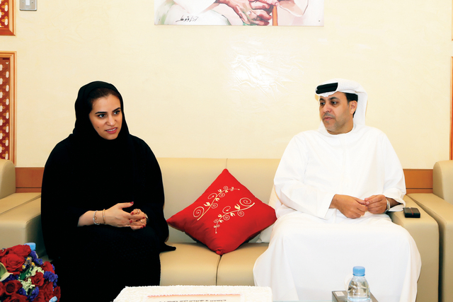 "ظاعن شاهين وموزة المري"