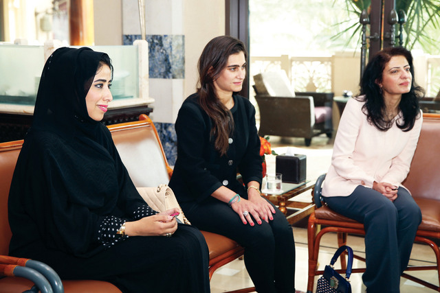 "منى المري وأمينة الرستماني خلال اللقاء"