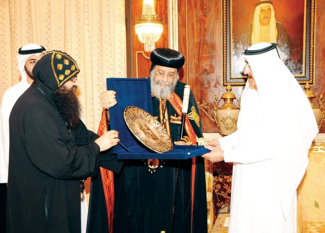 "المعلا يتسلم بحضور راشد بن سعود هدية تذكارية من تواضروس الثاني \t وام"