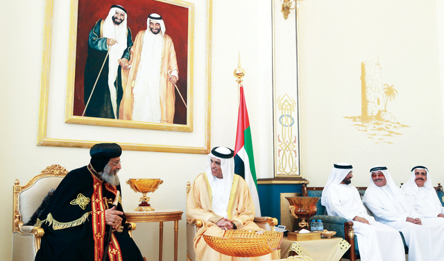 "حاكم رأس الخيمة مستمعاً إلى تواضروس الثاني \t \t وام"