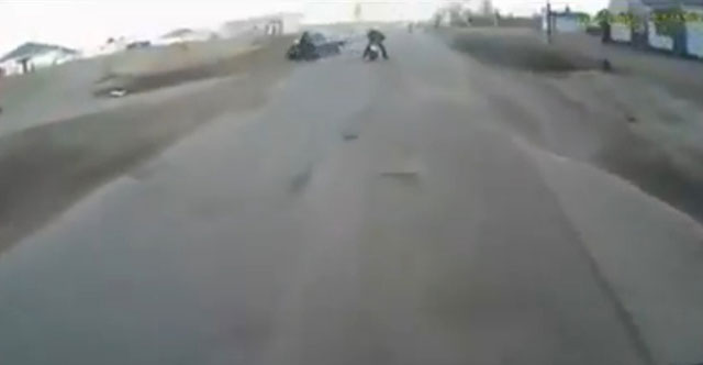 سائق دراجة يحاول قتل زميله...شاهد ماذا فعل